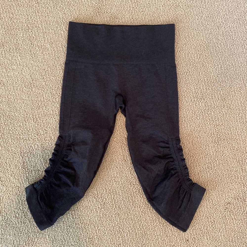 Lululemon black short cropped cotton/nylon leggings with gather at knee